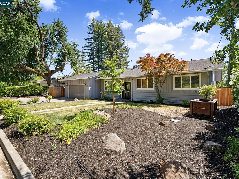 1021 Windsor Dr — Photo 2
