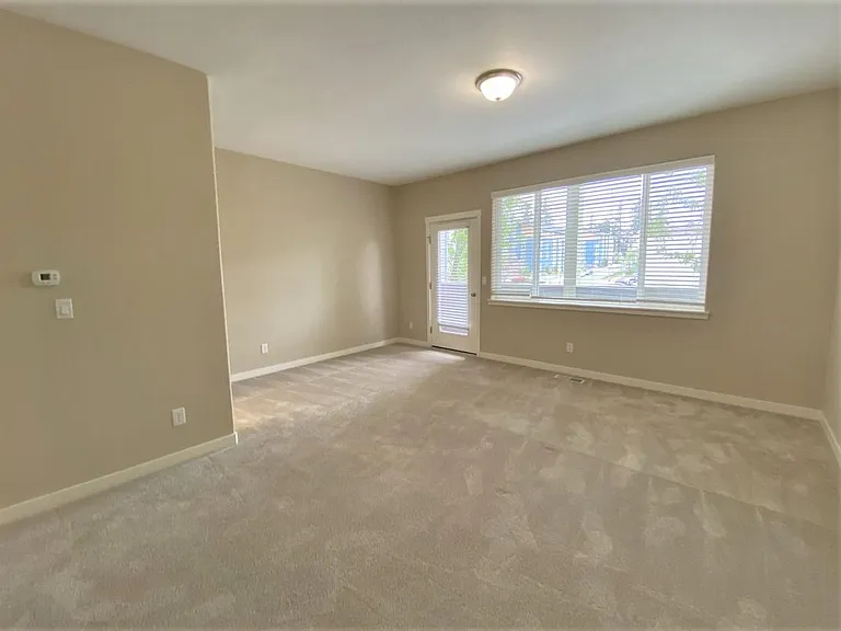 601 SE 128th Ave — Photo 8
