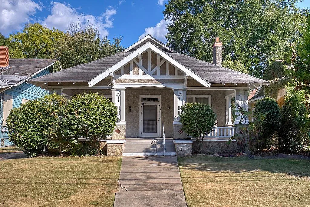 2904 Beacon Ave — Photo 1