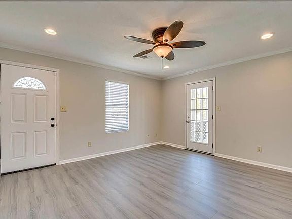 5th image of 404 Arthurs Ct