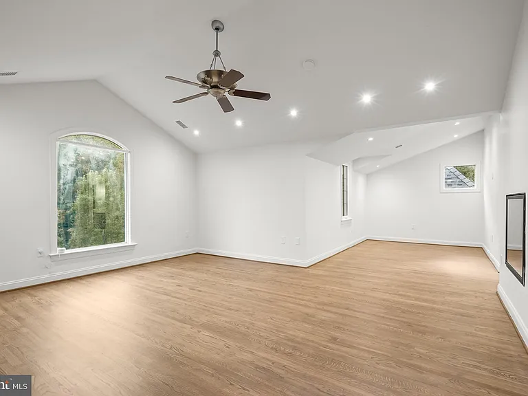 1404 Wynhurst Ln — Photo 8