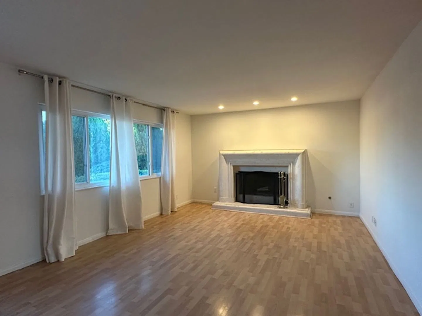 Stunning Simi Valley Home 4+2 home with RV Parking — Photo 3