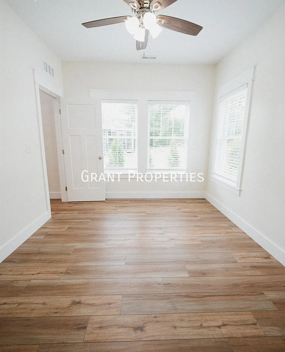 2127 E 5th Street — Photo 4