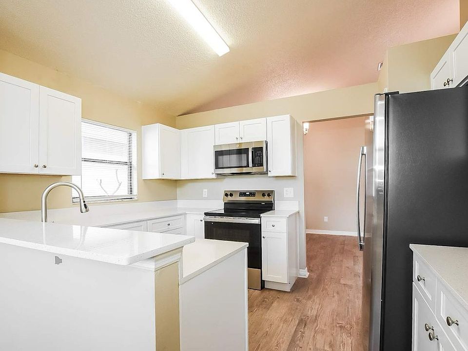 1st image of 222 Lakebreeze Cir