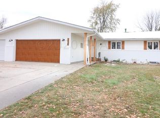 2525 Arrowhead Rd S, Fargo, ND 58103