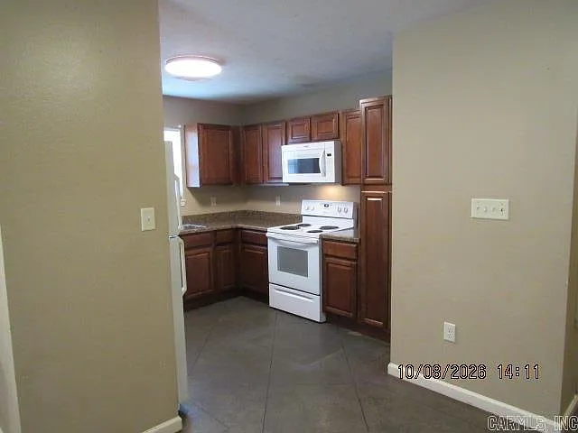 3 bed, 2.0 bath, 1060 sqft, $1,300 — Photo 3
