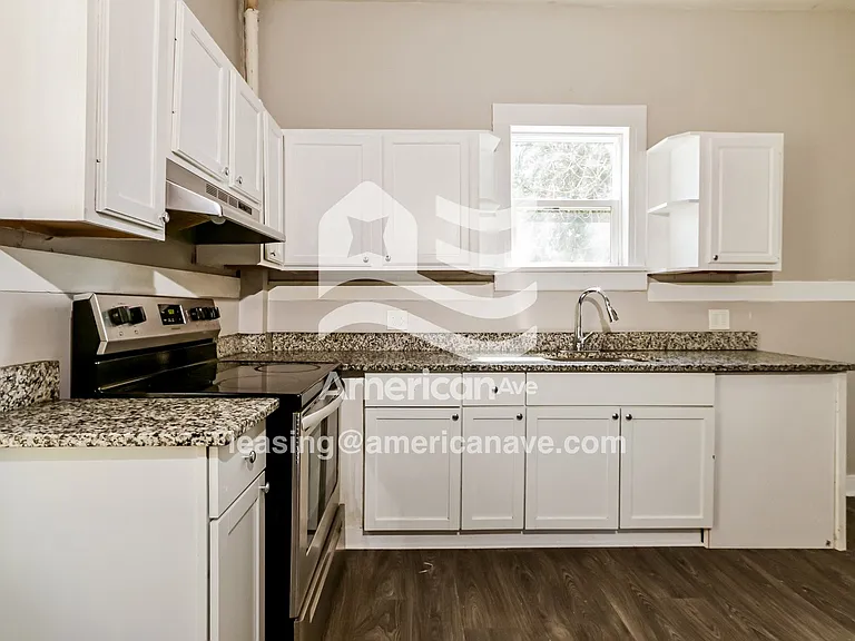 1371540_006_kitchen_6.jpg