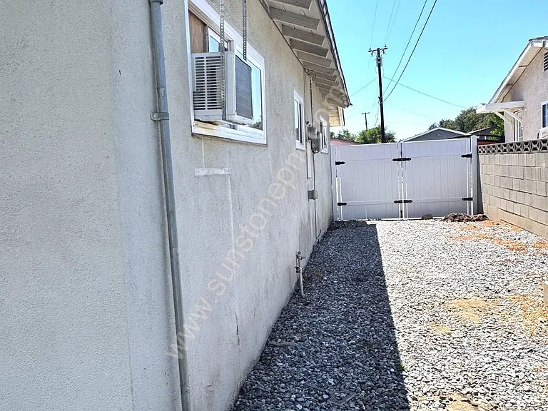 2422 Mariposa St — Photo 26