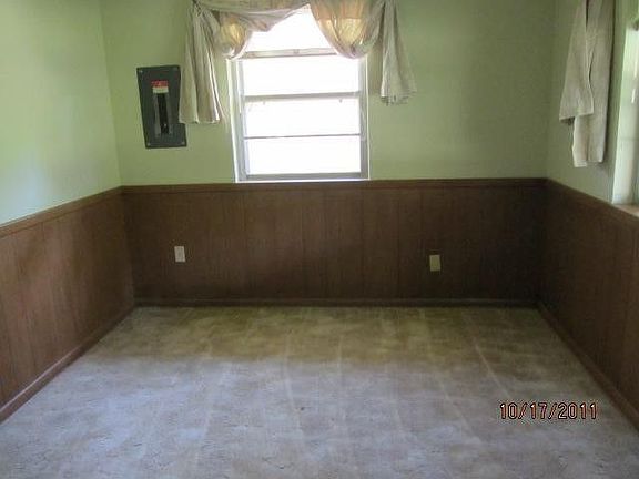 3rd image of 4710 NE 33rd St