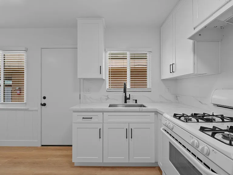 2426 N Buena Vista St #CC — Photo 3