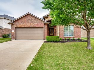 10916 Middleglen Rd, Fort Worth, TX 76131
