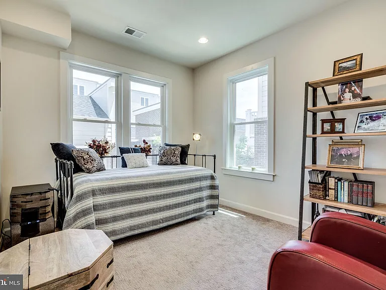 1133 S Monroe St — Photo 47