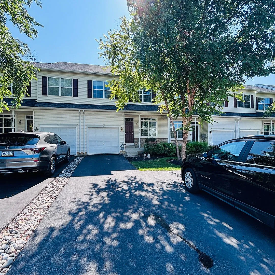 Located in the Highgates subdivision in Upper Macungie Township this 3 bedroom, 2.5 bath townhouse — Photo 4