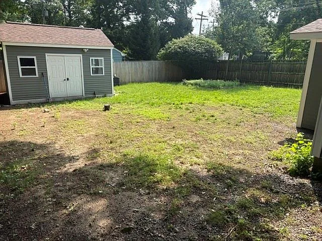 3 bed, 1.0 bath, 1040 sqft, $2,800 — Photo 4