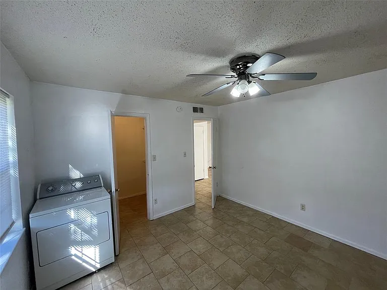 401 12th St SE #105 — Photo 11