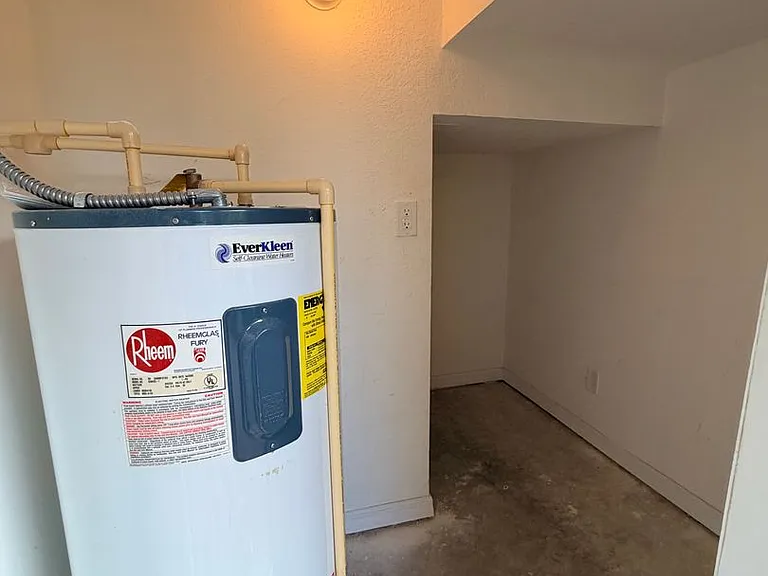 9701 Roundstone Cir — Photo 33