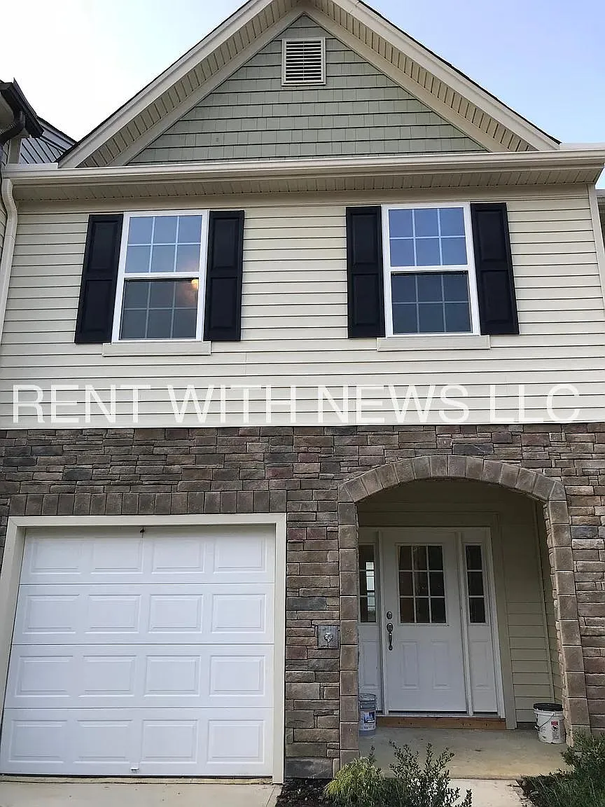 3 bed, 2.5 bath, 1600 sqft, $1,895 — Photo 3