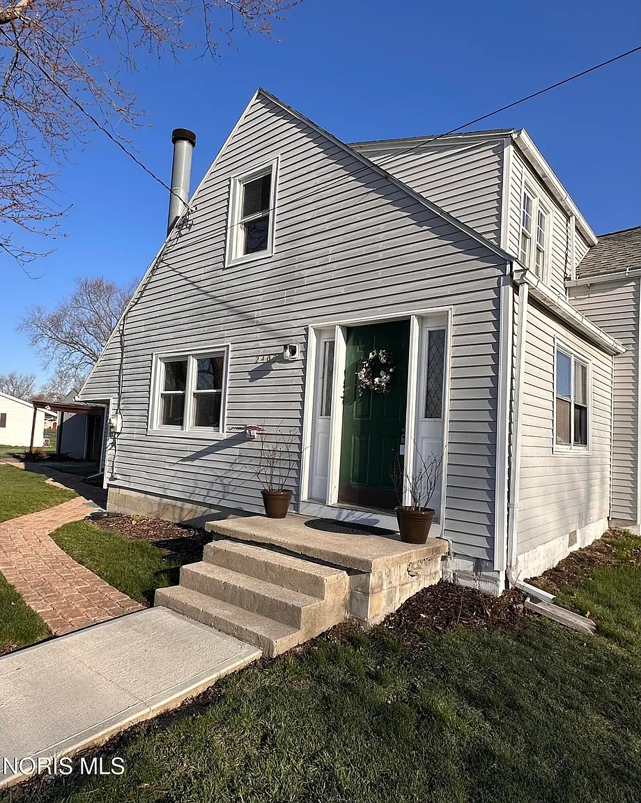 2400 Hollybrook Dr photo 1