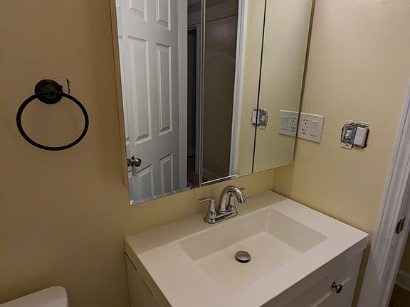 5th image of 6623 S Champlain Ave #G