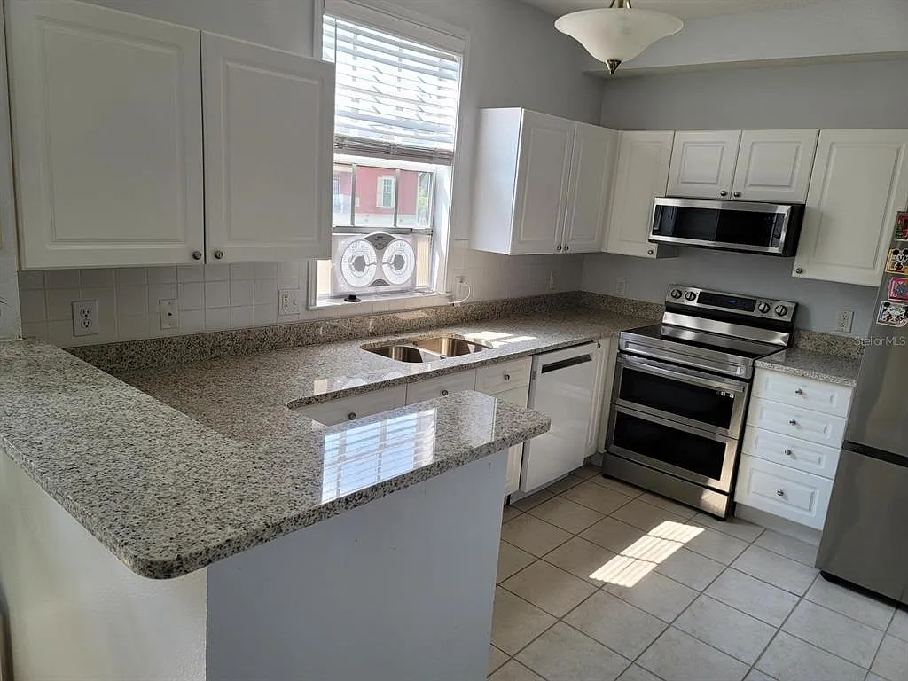 4 bed, 2.5 bath, 2091 sqft, $3,000 — Photo 4