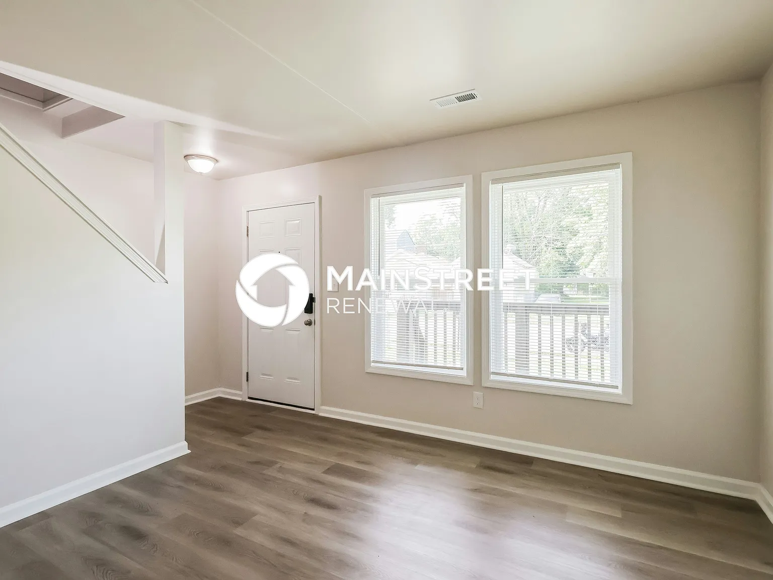 2541 Rowan St — Photo 3
