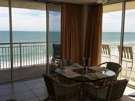 Dining area
						:
						Floor to ceiling glass with eastern and southern ocean views