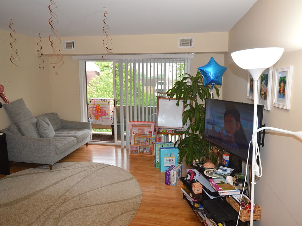 Frenchmans Cove Condominiums 3350 N Carriageway Dr Arlington Heights