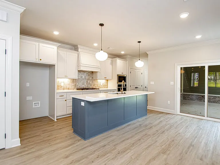 404 Gardens Ln — Photo 4