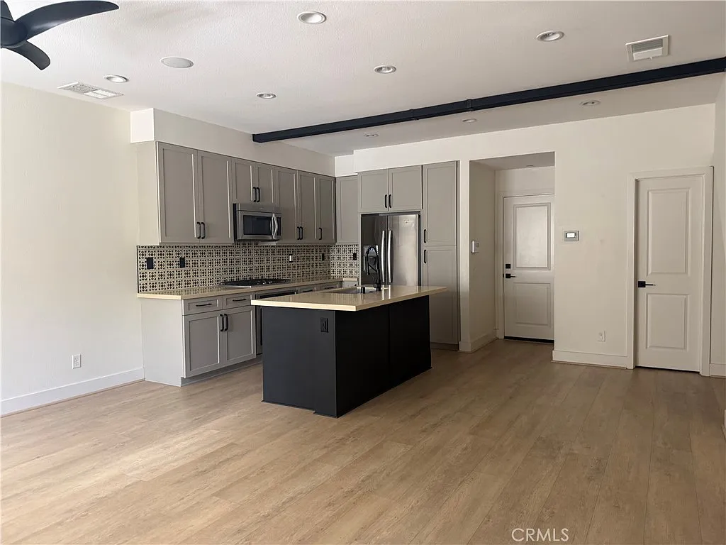 3 bed, 2.5 bath, 1410 sqft, $4,300 — Photo 2