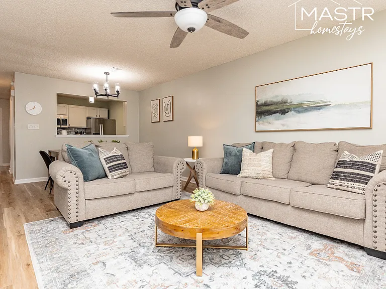 136 Sussex Dr — Photo 3