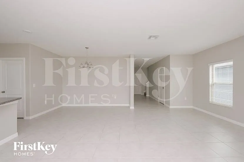5 bed, 2.5 bath, 2264 sqft, $2,800 — Photo 2