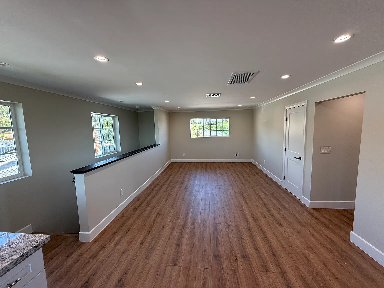 2 bed, 1000 sqft, $3,195 — Photo 3