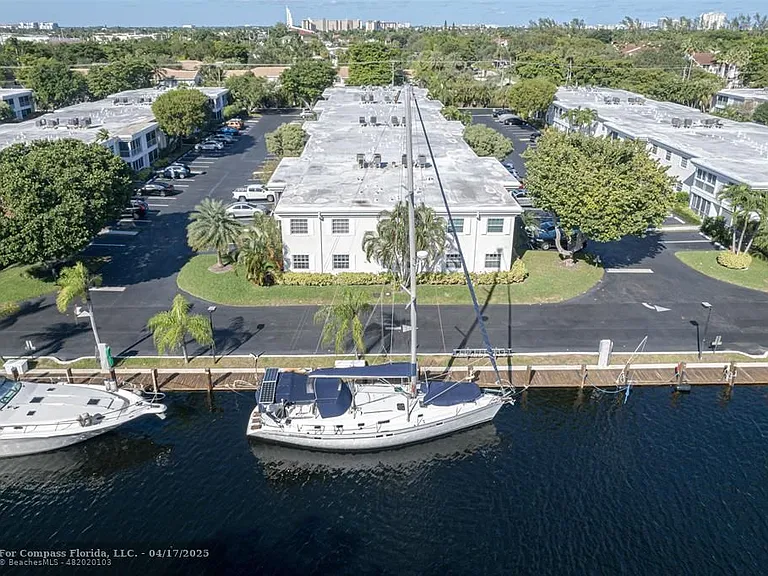 6485 Bay Club Dr #2 — Photo 17