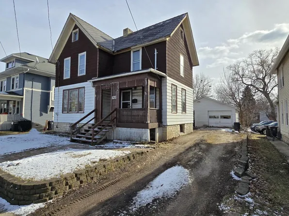 125 East Park AVENUE, Waukesha, WI 53186