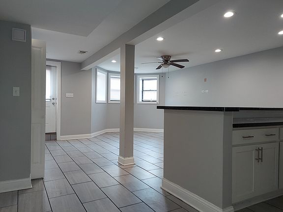 4th image of 900 W Montrose Ave #902