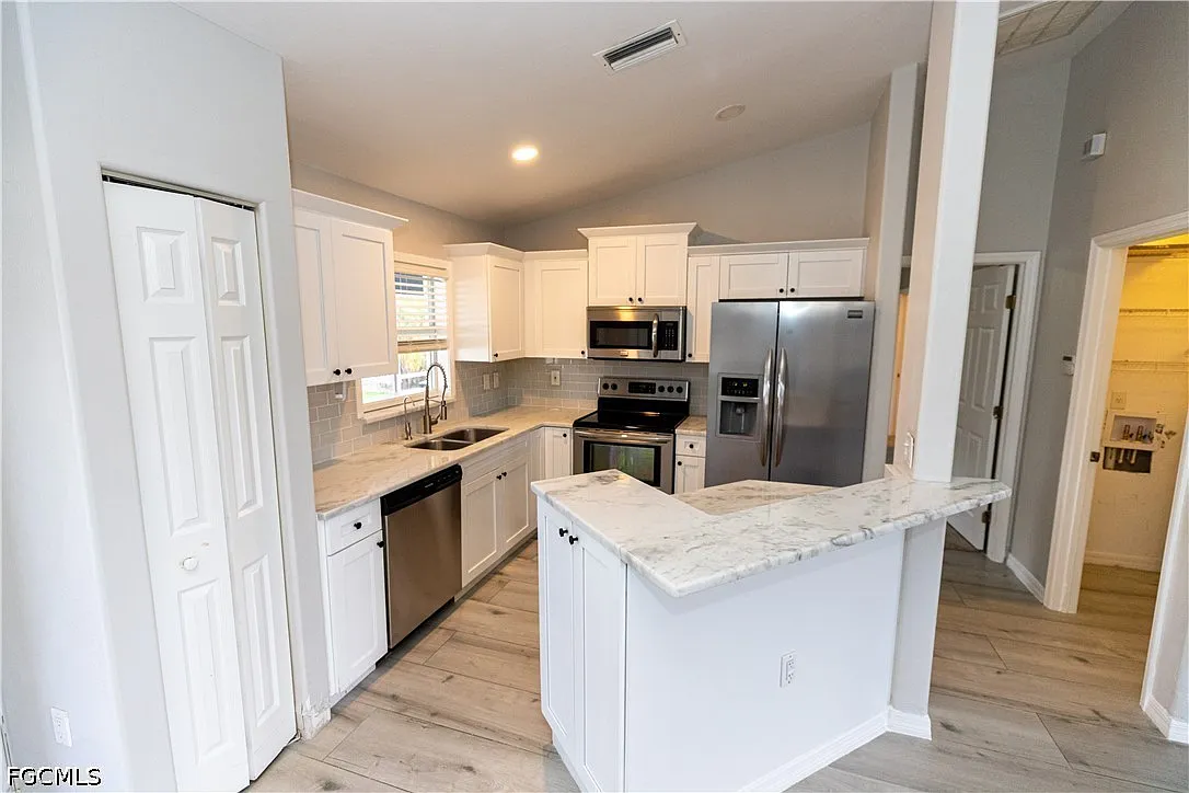 3 bed, 2.0 bath, 1418 sqft, $2,400 — Photo 3