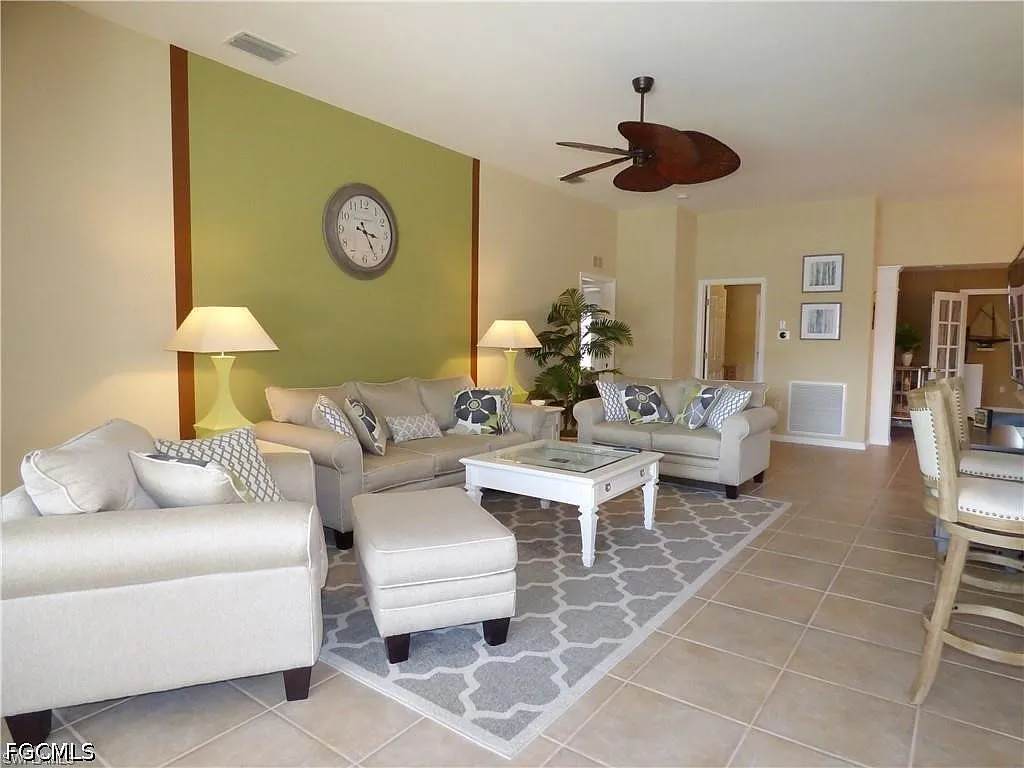 2 bed, 2.0 bath, 1692 sqft, $7,400 — Photo 2