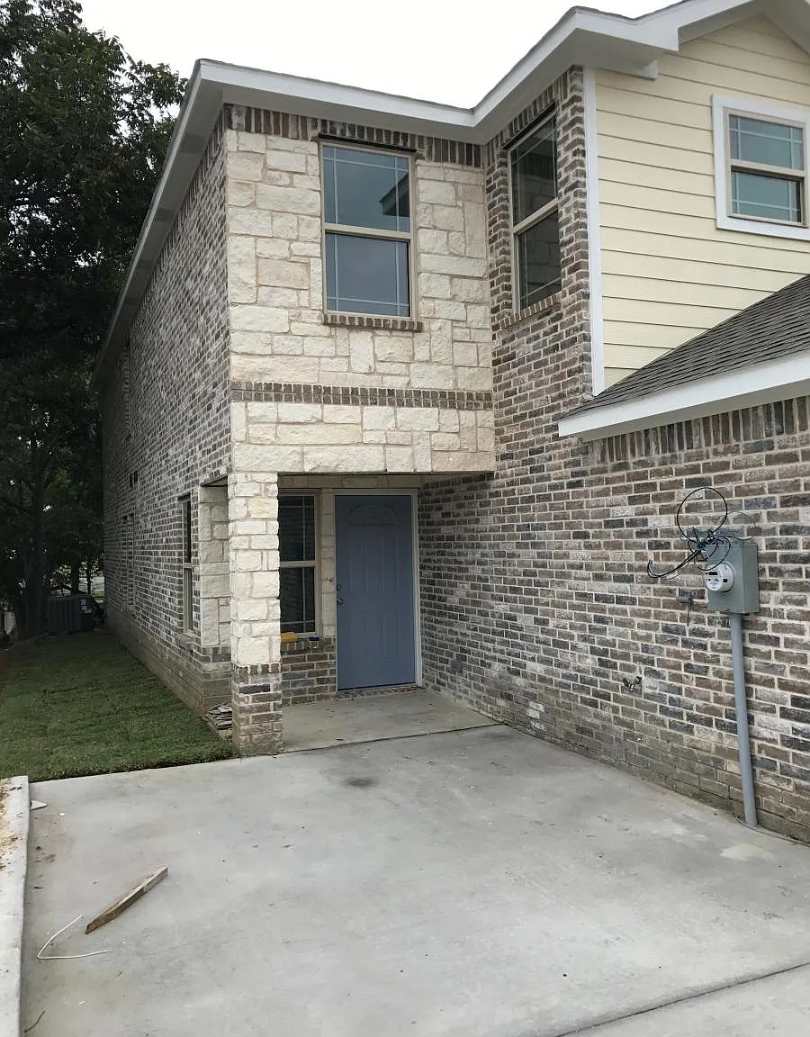4 bed, 2.5 bath, 1600 sqft, $2,600 — Photo 2