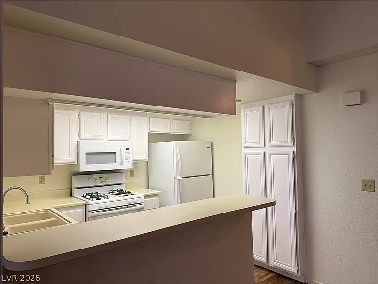 930 N Sloan Ln #203 — Photo 5