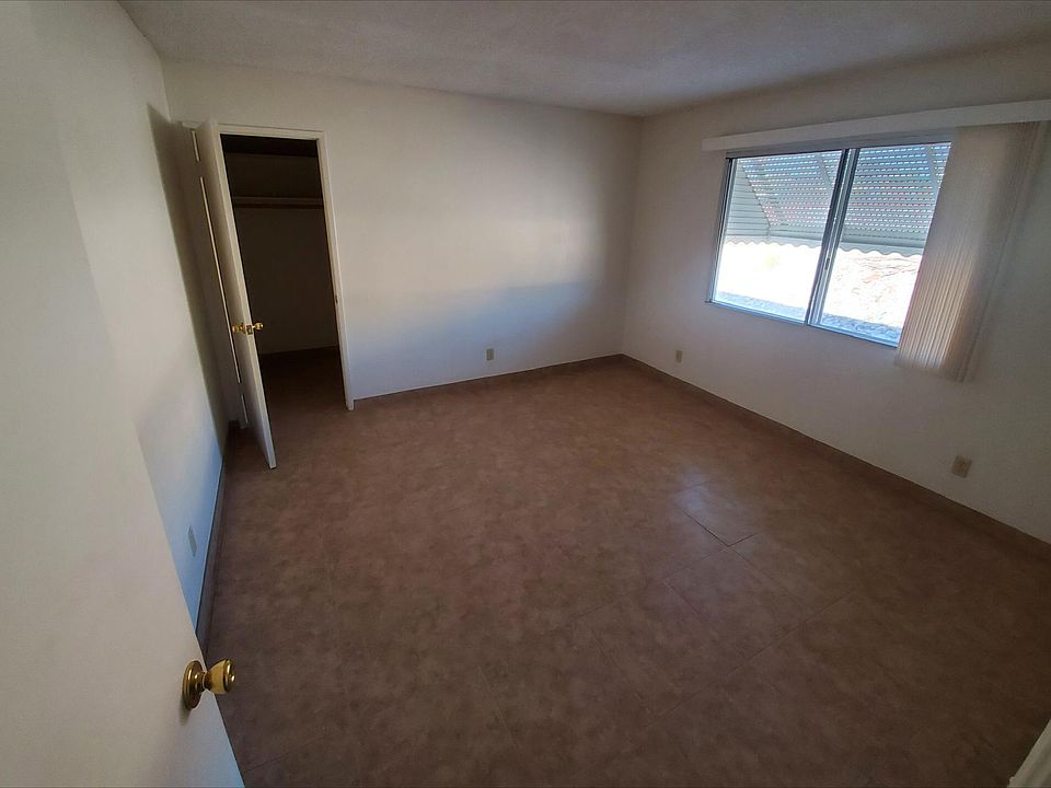 2nd bedroom with nice walk in closet
