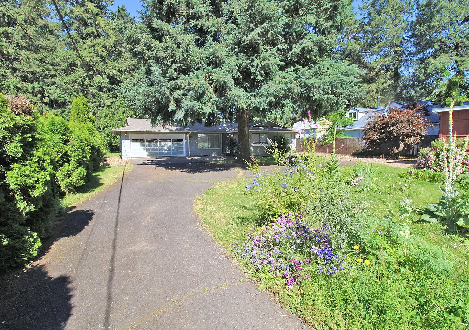 Beautiful 3 Bedroom Ranch Home Set on Huge Lot Backing to Park SE Portland — Photo 2