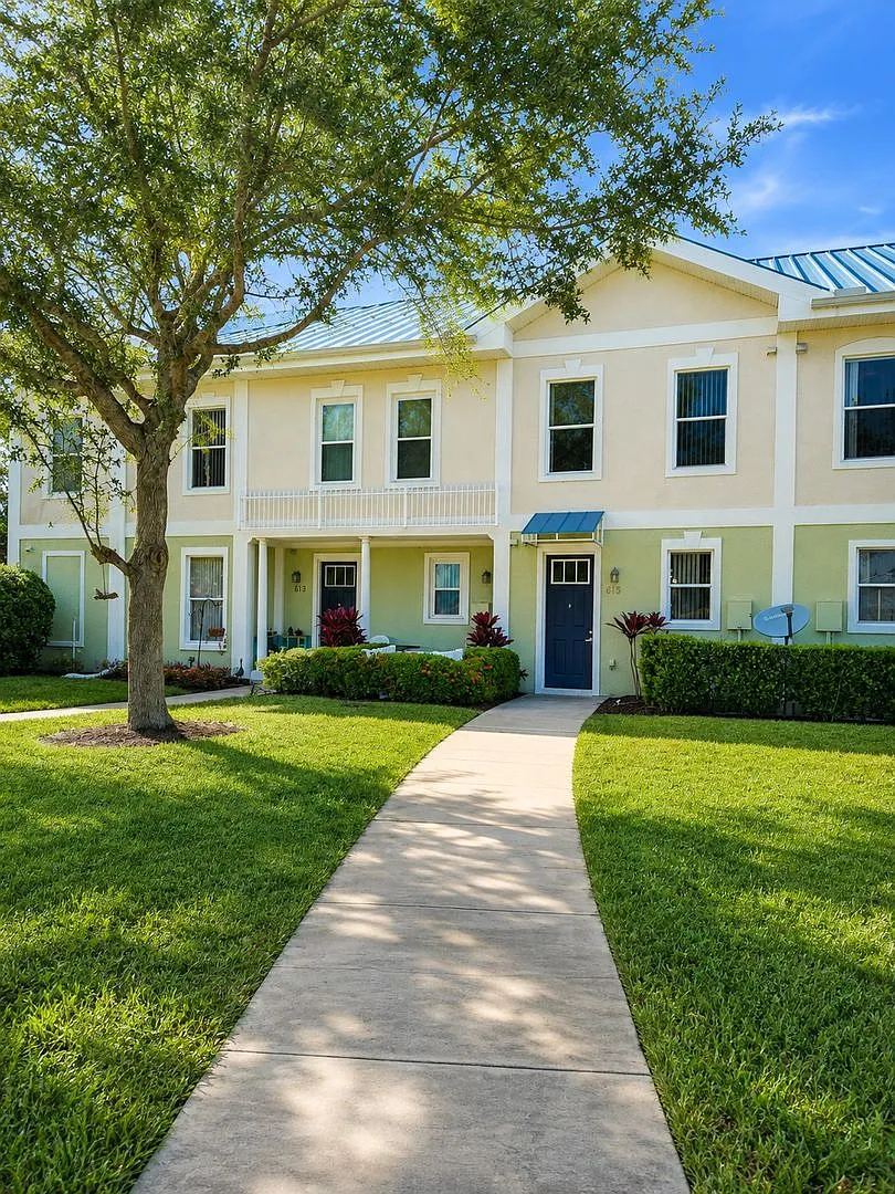Beautiful 2-Bedroom Townhome with Resort-Style Amenities in the Heart of Kissimmee! — Photo 1
