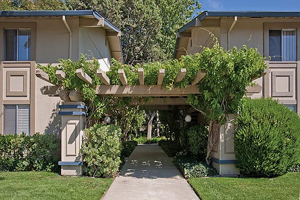 Del Prado Apartment Homes — Photo 7