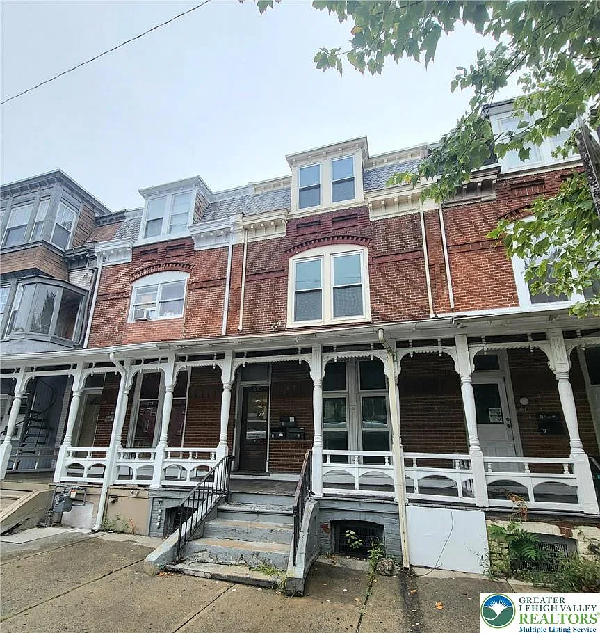2 bed, 1.0 bath, 700 sqft, $1,350 — Photo 1