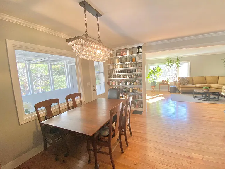 Dining room table can expand to seat 12