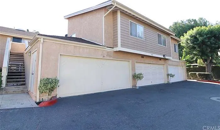 3 bed, 1114 sqft, $3,500 — Photo 2