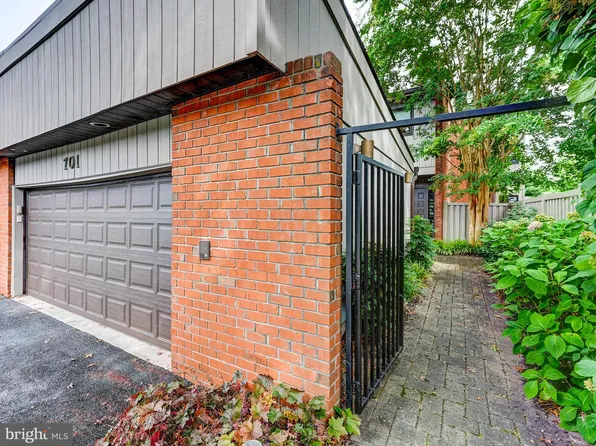 701 Old Crossing Dr, Baltimore, MD 21208