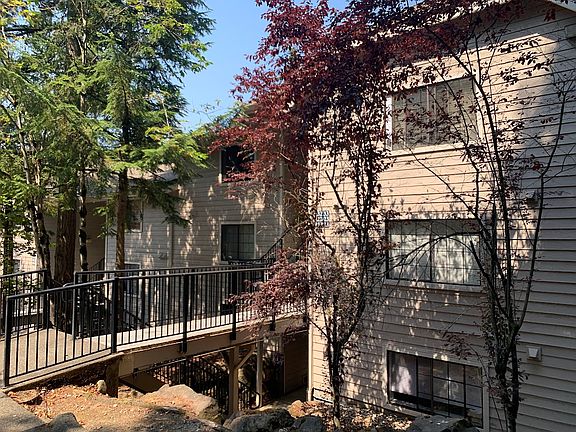 2nd image of 12515 NE 116th St APT B32