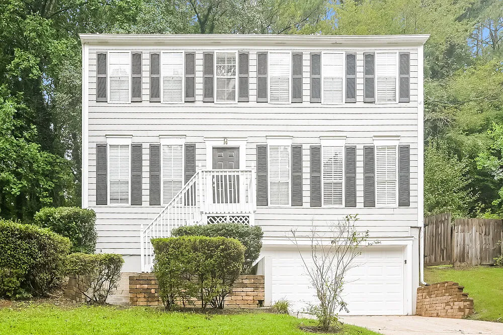 3 bed, 2.5 bath, 2112 sqft, $2,100 — Photo 1
