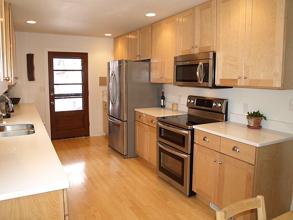 5th image of 352 E Crescent St